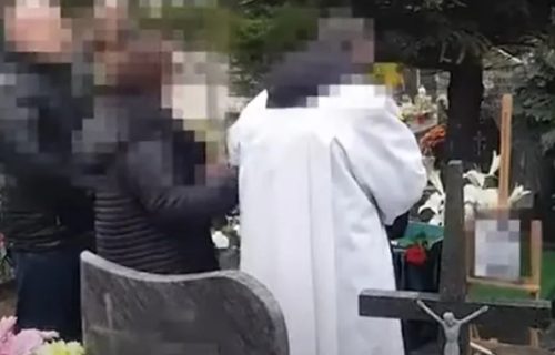 Pijani sveštenik se srušio na GROB pokojnika, morali da ga nose sa sahrane (VIDEO)