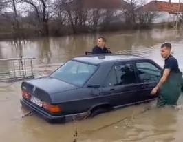 Predstavnici Kancelarije za KiM obišli poplavljeno područje u Kosovu Polju: Izlila se Drenica (VIDEO)