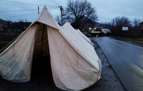 Srbi na barikadama i po zimi, bore se protiv Kurtijevog terora: Protekla noć na severu Kosmeta bila mirna