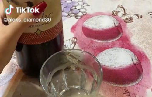 Otvorila je VINO koje je dobila za SLAVU, pa doživela šok: Pogledajte šta je izašlo iz flaše (VIDEO)