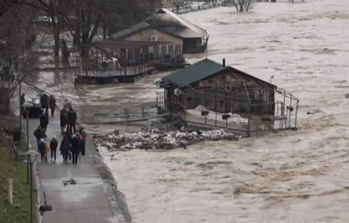 Država pomaže pogođenima poplavama! Vlada usvojila Uredbu o obnovi stambenih objekata!