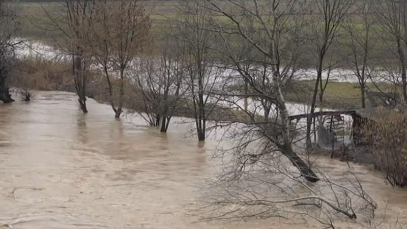 Potop u Zapadnoj Srbiji: Poplavljene kuće, saobraćaj u prekidu (VIDEO)