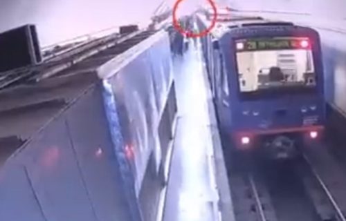 Sulud snimak iz metroa: Mladić izveo VRATOLOMIJU zbog koje je odmah uhapšen (VIDEO)