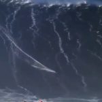 Surfer na GIGANTSKOM talasu zapanjio svet: Bez daha gledali dok se zid vode rušio iznad njega (VIDEO)