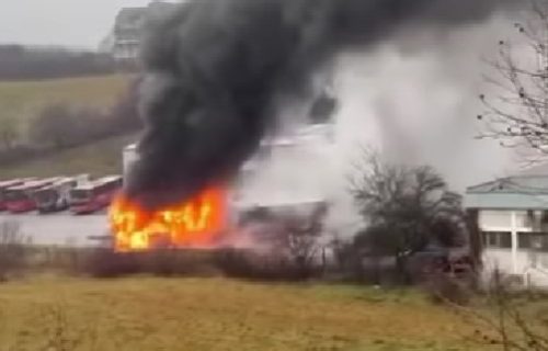 VATRENA STIHIJA progutala autobus: Požar na glavnoj autobuskoj stanici u Barajevu (VIDEO)