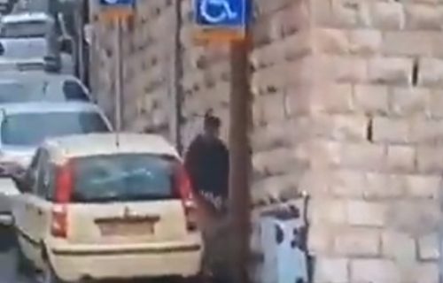 Prvi snimak dečaka (13) koji je danas PUCAO u Jerusalimu: Napao oca i sina, pa ubrzo LIKVIDIRAN (VIDEO)