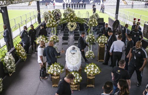 Slika preminulog Pelea obišla planetu: Otvoren kovčeg na sahrani najvećeg fudbalera svih vremena (FOTO)