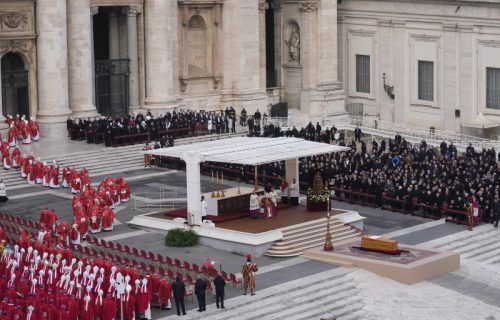 Vernici se opraštaju: Kovčeg sa telom pape Benedikta XVI na stepenicama koje gledaju na Trg Svetog Petra