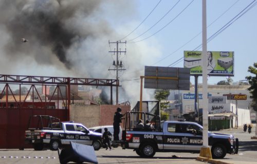 HAOS u Meksiku nakon hapšenja El Čapovog sina: Napadnut aerodrom, ima MRTVIH, 18 ljudi u bolnici (FOTO)