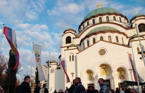 Srbi SLAVE Badnji dan: Tradicionalno paljenje badnjaka ispred Hrama Svetog Save (FOTO)