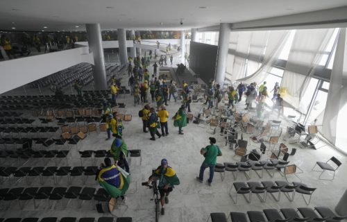 HAOS u Brazilu: Bolsonarove pristalice UPALE u Kongres, Vladu i predsedničku palatu (FOTO+VIDEO)