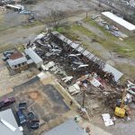 DRAMATIČNE SCENE: Tornado pogodio jug SAD, devet osoba nastradalo, 12 teško povređeno (FOTO)