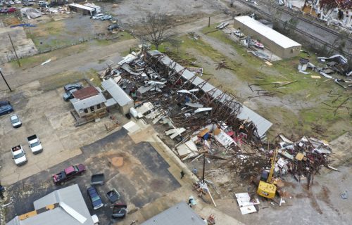 DRAMATIČNE SCENE: Tornado pogodio jug SAD, devet osoba nastradalo, 12 teško povređeno (FOTO)