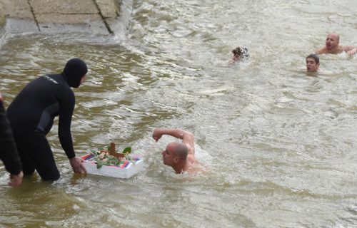 Plivanje za Časni krst na Sava promenadi: Marko (41) je POBEDNIK, a evo ko su najmlađi učesnici (FOTO)