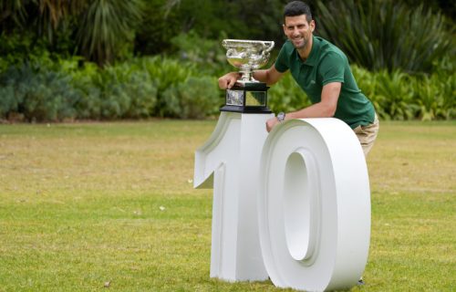 MALI OD SRBIJE: Veličanstveni Đoković pored velikog broja 10 pozira sa trofejem u Melburnu (FOTO)