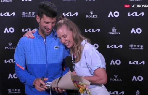 Novak Đoković pravi šou na AO: Ona ga štipala, a srpski as joj sada doneo cveće