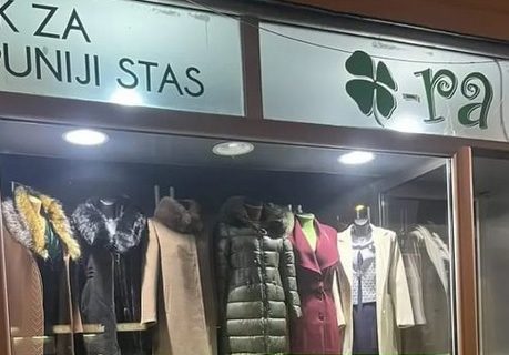 "Imam reč od 10 slova": Butik u Novom Sadu zbunio prolaznike čudnim NATPISOM, neke asocira na "Slagalicu"