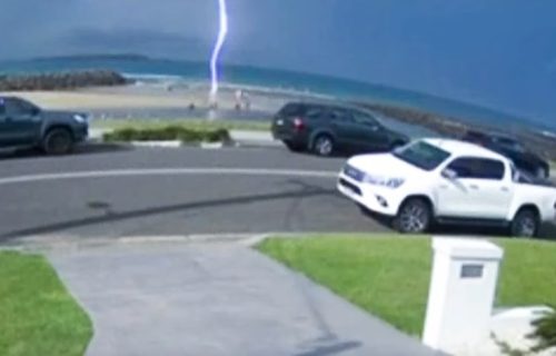 Grom udario dečaka na plaži: Snimljen jeziv trenutak, samo se srušio u vodu (VIDEO)