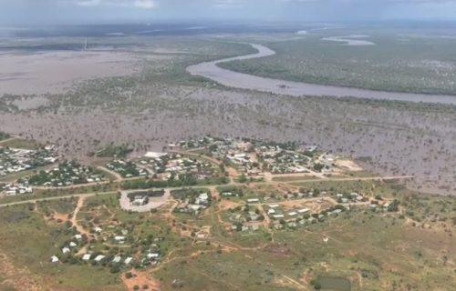 Ovo se dešava JEDNOM u veku! Deo Australije potopljen, ljudi evakuisani helikopterima (VIDEO)