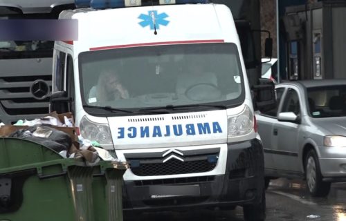 Nesreća na Novom Beogradu: Prevrnuo se auto, srušio banderu, vozač prevezen u KBC Zemun (FOTO)