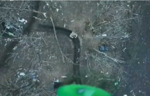 Čudan snimak sa fronta: Dron pogodio ukrajinskog vojnika u rovu, on se obradovao (VIDEO)