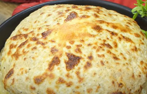 Spolja hrskava, iznutra puna fila: Pita od tortilja i bešamel sosa (RECEPT+VIDEO)