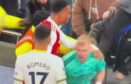 Užasne scene na Ostrvu: Huligan šutno golmana Arsenala, ozbiljan skandal na londonskom derbiju!