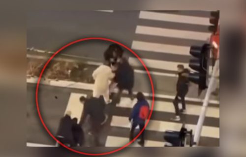 ŽESTOKA makljaža na pešačkom na Trošarini: Muškarac se TUKAO sa prolaznikom, devojka vrištala (VIDEO)