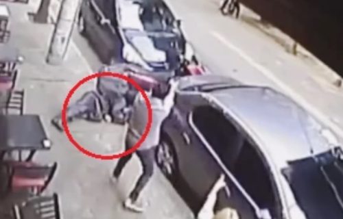Uznemirujući snimak "ULIČNE PRAVDE": Razbojnik izrešetan u par sekundi, naseo na opaki trik žrtve (VIDEO)