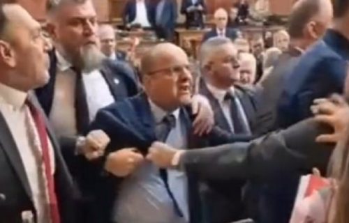 Sramota! Ovako se oni bore za KiM: Pogledajte kako su se opozicioni huligani zaleteli na Vučića (VIDEO)