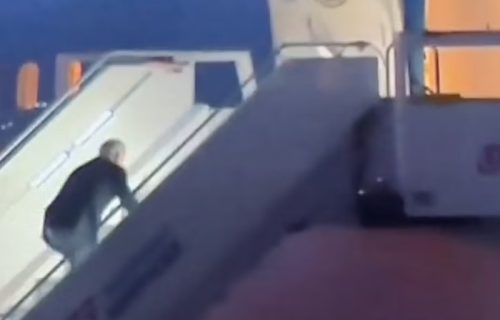 Bajden opet u ratu sa stepenicama: Posetu Varšavi završio u svom stilu (VIDEO)