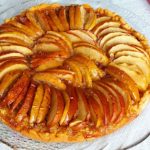 Slatkiš za svaki dan: Super kolač sa jabukama i karamelom (RECEPT+VIDEO)