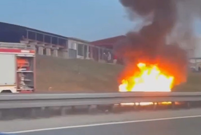 BUKTINJA na autoputu u smeru ga gradu: Veliki PLAMEN progutao automobil (VIDEO)