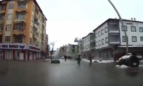 Novi ZASTRAŠUJUĆI SNIMAK iz Turske: Zgrade se ruše kao kule od karata, uplašeni ljudi beže (VIDEO)