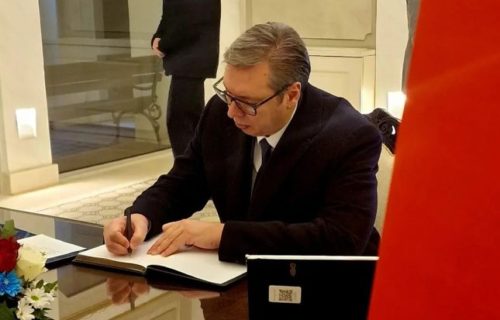 "Ovaj razorni zemljotres ostavio je ogromnu PRAZNINU": Predsednik Vučić se upisao u knjigu žalosti (FOTO)