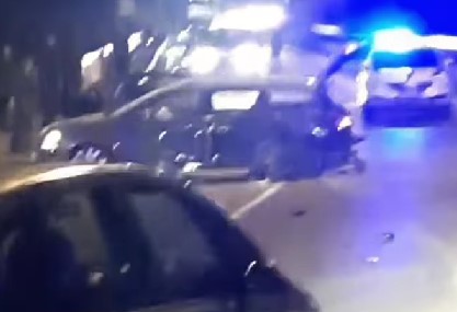 Auto sleteo s mosta u Kraljevu: Vatrogasci seku vozilo, među povređenima i DECA (VIDEO)