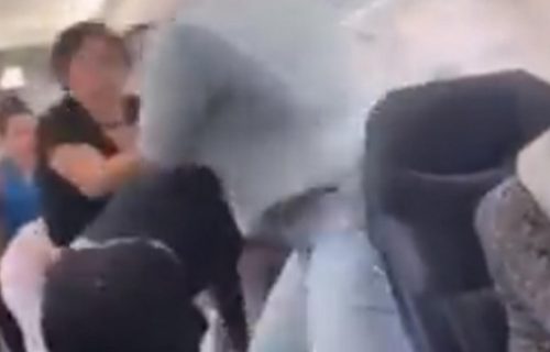 Snimak masovne tuče 15 ŽENA u avionu šokirao internet: Jedna završila golih grudi (VIDEO)