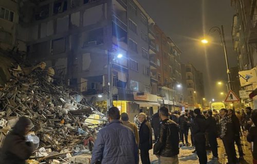 Prve FOTOGRAFIJE: Broje se MRTVI u Turskoj, ljudi pomeraju ruševine i DOZIVAJU zatrpane (FOTO)