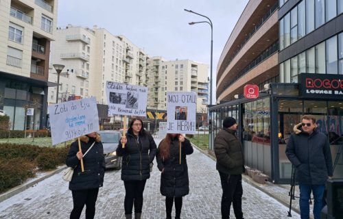 "Moj otac je NEVIN": Protest porodice Slađana Trajkovića u Prištini, traže kućni pritovr