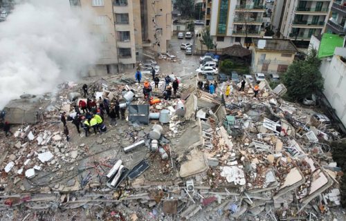 Broj žrtava zemljotresa u Turskoj i Siriji veći od 8.400: Stotinu porodica i dalje pod ruševinama