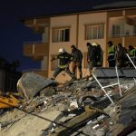 Ljudi sa decom beže iz zgrade, zidovi pucaju: Pogledajte trenutak stravičnog potresa u Turskoj (VIDEO)