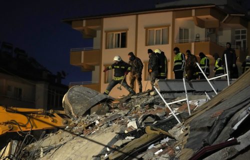 Ljudi sa decom beže iz zgrade, zidovi pucaju: Pogledajte trenutak stravičnog potresa u Turskoj (VIDEO)