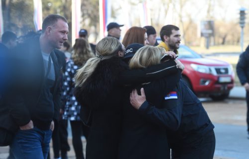 DIRLJIVE scene ispred Palate Srbija: Porodice dočekale heroje spasioce koji su se vratili iz Turske (FOTO)