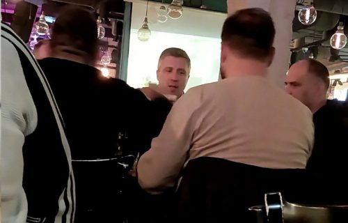 Boško Obradović pobegao u FENSI PIVNICU dok njegovi huligani divljaju i prete ispred Predsedništva (FOTO)