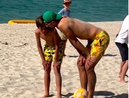 Novak uživa u Dubajiu dok se sprema za turnir: Zaigrao fudbal i oduševio klince sa plaže (VIDEO)