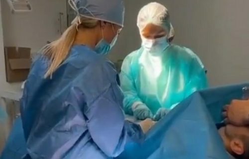 Šok usred operacije: Doktorka je mislila da je pacijent pod ANESTEZIJOM, ali pogledajte mu ruku (VIDEO)