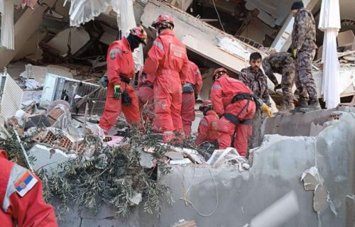 Srpski heroji IZVUKLI ženu nakon zemljotresa u Turskoj: Više od 100 sati provela pod ruševinama (FOTO)