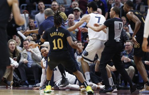 Umalo ozbiljna tuča u NBA: Bruks udario Mičela u "nezgodno mesto", ovaj mu uzvratio (VIDEO)