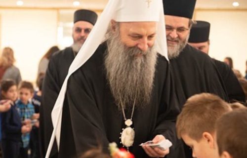 Patrijarh Porfirije u poseti Čikagu: Dočekali ga najmlađi u SRPSKOJ NOŠNJI, sa hlebom i solju (FOTO)