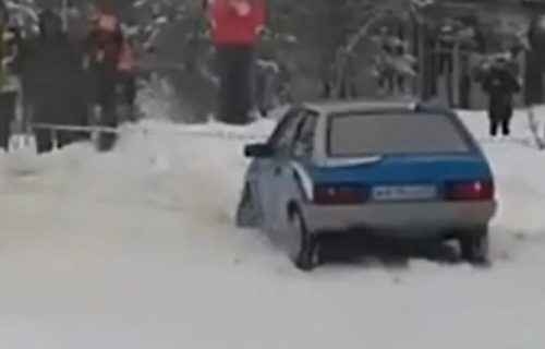 Reli vozač se zakucao u sneg zbog GRUDI navijačice, publika se smejala: "Da smo se kasnije sreli" (VIDEO)